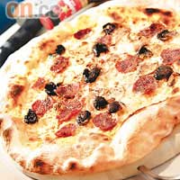 Greek Pizza$80 餅底即叫即做，當中的橄欖是黑欖，有別於沙律中的水橄欖。黑欖加熱後，味道更濃，適合作薄餅、意粉等配料。