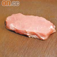 1.未錘前的黑豚肉約兩厘米厚，跟普通豬扒無異。