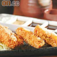 泡菜豚肉芝士吉樂餅 $24　以黑豚肉混了泡菜和芝士，吃落帶微辣，不用蘸點醬汁已十分香口。