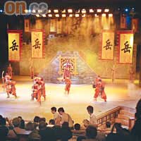 《西湖之夜》是集中國武術、雜技、江南絲竹、越劇、中外舞蹈等表演元素於一身的大型表演。