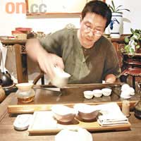 門耳茶坊的主人倪聞，是一位文人，也是一位茶藝專家。