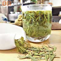 來自著名產茶地梅家塢的西湖龍井，色綠形美，入口鮮爽甘和。