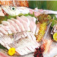 太刀魚刺身 $300（需預訂）太刀魚骨幼，師傅把魚起肉後，還要仔細地把魚骨逐根拔去。魚肉較爽身鮮甜，魚皮輕燒後也可吃。