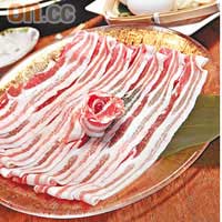 米沢豚肉壽喜燒鍋$360日本新興的無菌飼養米沢豚肉，以大麥、海藻餵飼，比普通豚肉多含兩倍維他命E。薄豚肉在湯底輕灼至半生熟後品嘗，甘香嫩滑。
