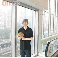 梁進Profile畢業於美國藝術大學，二○○一年回流返港，現時是一位漫畫家兼插畫家。曾出版《豬仔錢罌》、《魚肉燒賣》、《阿呢》、《阿呢茶餐廳》、《阿呢亡命小巴》、《阿呢夏天都要打邊爐》等，作品圍繞香港人生活，
