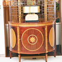 英式大櫃<br>從一七八○年的英國衣櫃變奏成地櫃，並以桃木作材料，重現古典美態。$95,120