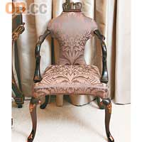 女王之椅<br>復刻自英國女王Queen Anne之椅（首見於一七一○年），椅頂的鏤空皇冠盡顯女王身份！修長帶弧形的扶手，概念來自牧羊杖。約$62,675