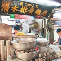 長龍排骨麵:在廟東夜市中，不能不提清水排骨麵。每逢入夜，小小的店前總會排起長長的人龍，近年更發展到要拿票等位。手工製的麵條，食起來比一般麵條更具彈性，排骨外脆內嫩，還散發濃濃的五香粉味道。