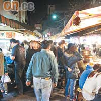 入夜後，廟東夜市便擠得水洩不通。