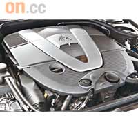 V12雙渦輪增壓引擎的扭力高達102kgm，就算車重逾三噸，0-100km/h都只係用5.1秒搞掂。