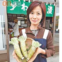 大見屋的老闆娘淺田太太，手拿的Wasabi大碌過香蕉，全產自自家田中。