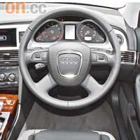 車廂用咗唔少金屬面板，感覺又Grand又前衞。