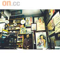 在上海影了這間古玩店，店主突然走出來，竟令這幅構圖別具生活感。