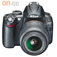 Nikon D5000設有任扭2.7吋顯示屏及Live View，取景容易；另設720p高清Motion JPEG拍片功能。影像感應器：1,230萬像素售價：	$6,980（連18-55mm鏡頭）		$5,980（淨機身）查詢：	2907 1122