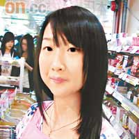 這位貌似日本妹的售貨員對零食瞭如指掌，卡娃依呢！