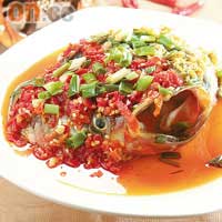 雙色魚頭 $88傳統只用一款辣椒來炮製，但大廚卻用上野山椒及剁椒，前者酸辣，後者鹹辣，兩種辣香凸顯魚鮮。