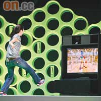 玩法同《Guitar Hero》類似，但係畫面上會出現唔同時期嘅披頭四公仔，幾得意。