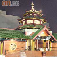 鄭和清真寺以綠、紅、黃為主調，頗富中國色彩。