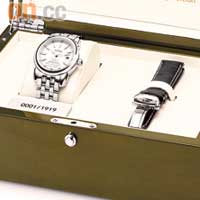 每枚特別版手錶的錶殼及特製木盒都刻有獨立編號，隨錶附送鱷魚皮紋錶帶。