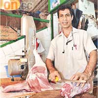 在鵝頸橋街市的肉檔，有近五檔是清真肉檔，由中東或巴基斯坦人經營，以售賣鮮肉為主，羊、牛、雞都有供應，較受印巴回教徒歡迎。