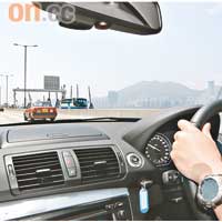 走在觀塘繞道方向，礙於車速限制為70km/h，所以不敢開快，但只需輕輕加油，便已越過鄰車。