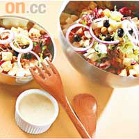 Colourful Salad(Lonely Size $58、Party Size $118)七彩繽紛的沙律睇見就想食，材料包括芝士、煙肉粒、印度燒雞、洋葱及雞蛋等，還供應兩種Size，即使一個人都可品嘗，設計貼心。