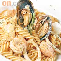 冬蔭功海鮮燴螺絲粉$108 <br>用上濃縮冬蔭功及椰奶以慢火煮熟螺絲粉，取其酸香而不取其辣，配合蝦、帶子、三文魚及青口等新鮮海鮮，開胃得停不了口。