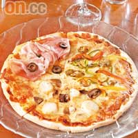 灣畔三式批$138<br> 一個批包括有帶子配蘑菇、巴馬火腿配松露油及墨西哥辣椒配彩色燈籠椒三種口味，製作工序繁複，火候亦要小心掌握，大家可要細味。
