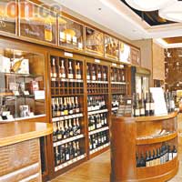 餐廳旁的Wine Cellar，備有三百多種不同醇酒，其中多款更獨具收藏價值，幫襯滿一千二百元更提供港九區免費送貨。