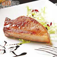 鐵板鹿兒島牛仔舌:比一般牛舌鬆化有油香，以雜菜湯燜煮後切片煎香，混合照燒汁及黑醋汁同吃，惹味唔羶。