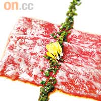 鹿兒島牛肉刺身:肉眼的肉味最濃，加上油脂亦不少，最適合作刺身品嘗，而帶酸的柚子醬油令肉味凸顯。