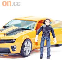 兩吋半嘅阿Sam似足Microman人仔，頭部、手腳及腰部都可以郁。