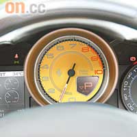 轉數錶置於中間，一貫超跑作風，至於黃底錶板更能吸引駕駛者的集中力。