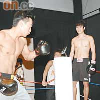 為了示範體感遊戲，現場架設了一個擂台及一堆猛男對住一部機仔打拳，打到身水身汗。