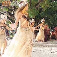 在南太平洋群島上，還可以見到傳統的草裙舞表演。