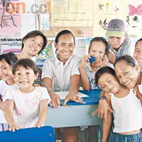 庫克群島的西頭村小學，雖只有十個學生，不過人人也很用心學習。