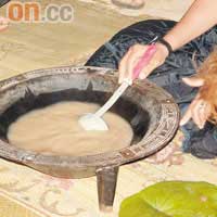 在薩摩亞，阿太第一次嘗到土製咖啡Kava，味道竟然像洗碗水！