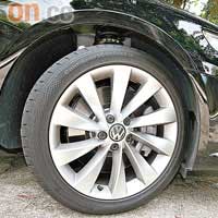 十八吋輪圈為出車標準，輪胎尺碼為235/40 R18。