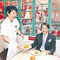 在咖啡店開幕活動中，G.O.D.創辦人楊志超（左）打扮成樓面夥計，更把煙仔「攝」在耳背，絕！
