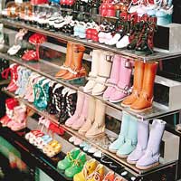 B女鞋排滿整個陳列架，每款都有十多個顏色，選擇比真鞋還要多。