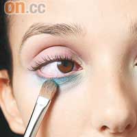 Step1先用白色眼影在眼底位置打底，再掃上藍色和綠色的眼影。