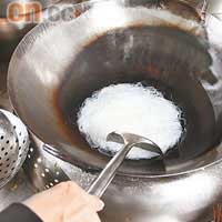 米粉及材料分別灼熟，取出後瀝乾水倒入碗內。