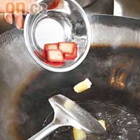 把水、椰汁及混合好的咖喱醬煮成湯，再倒入碗內即成。