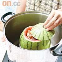 Step 5西瓜盅放於瓷製器皿上，置鍋內以中火蒸約一小時便成。