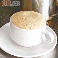 剛沖出來的熱咖啡面層有泡沫，香滑又夠奶味。RM1.2（約HK$2.4）