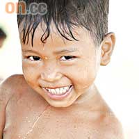 柬埔寨小朋友的笑臉，令余迪偉最難忘。