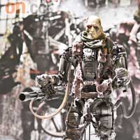 Hot Toys 《Terminator Salvation》 1/6 T-600（Weathered Rubber Skin Version）售價：$1,180　預訂價：$1,150　推出日期：預計今年九至十月