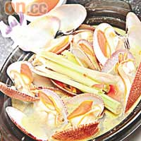香茅焗花甲 $78<br>鄭師傅最近一次回越南時學曉的菜式，以香茅和薑煮熟菲律賓花甲，連湯上碟，蜆肉的鮮甜和精華盡在湯中。