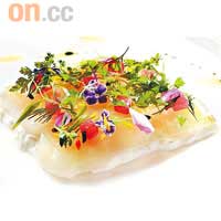 深海帶子伴薑味啫喱、刁草酸忌廉及香草飯 $190鮮帶子下層鋪着酸忌廉，上層放着薑味啫喱，面頭再鋪上時令溫室花，味道配合新穎，鮮艷的溫室花味道獨特，悅目得很。