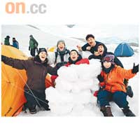 建冰牆擋風，是南極洲露營的必備功夫。